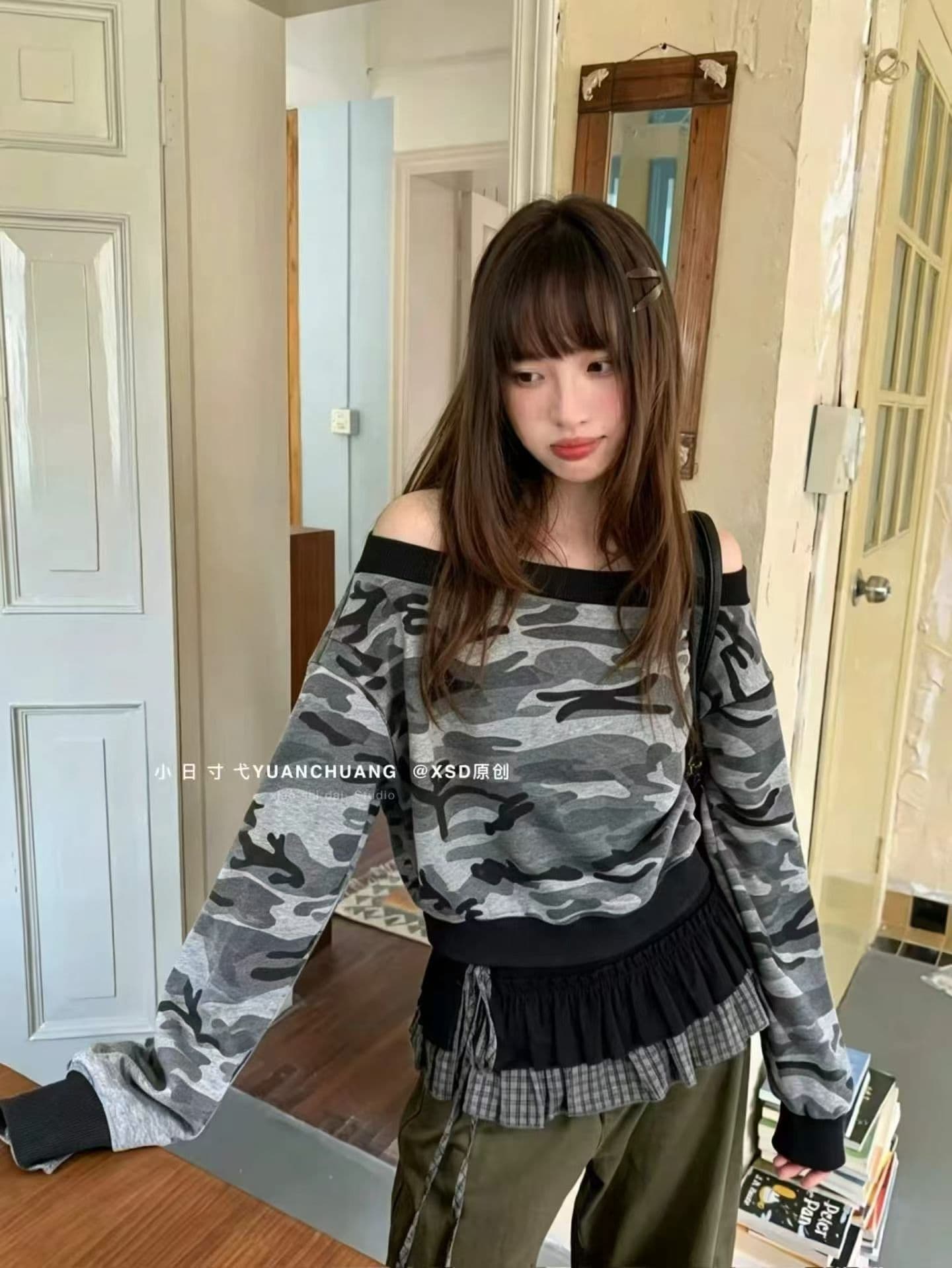 아메리칸 핫걸 비스듬한 어깨 몸매 가꾸기 긴팔 여성 이른 가을 오프숄더 카모플라주 후드티 슬림해 보이는 다용도 쇼트 스타일 맨위 상세 이미지 4