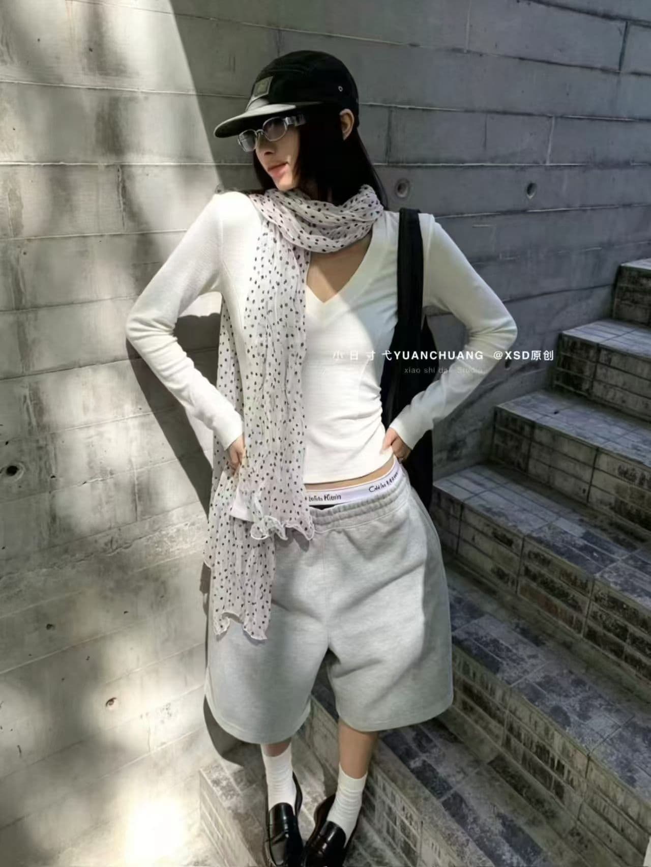 2026 가을 새로운 미니멀리즘 단색 V넥 허리 수축 긴팔 티셔츠 여성 몸매 가꾸기 다용도 맨위 경기 도트 무늬 스카프 상세 이미지 1