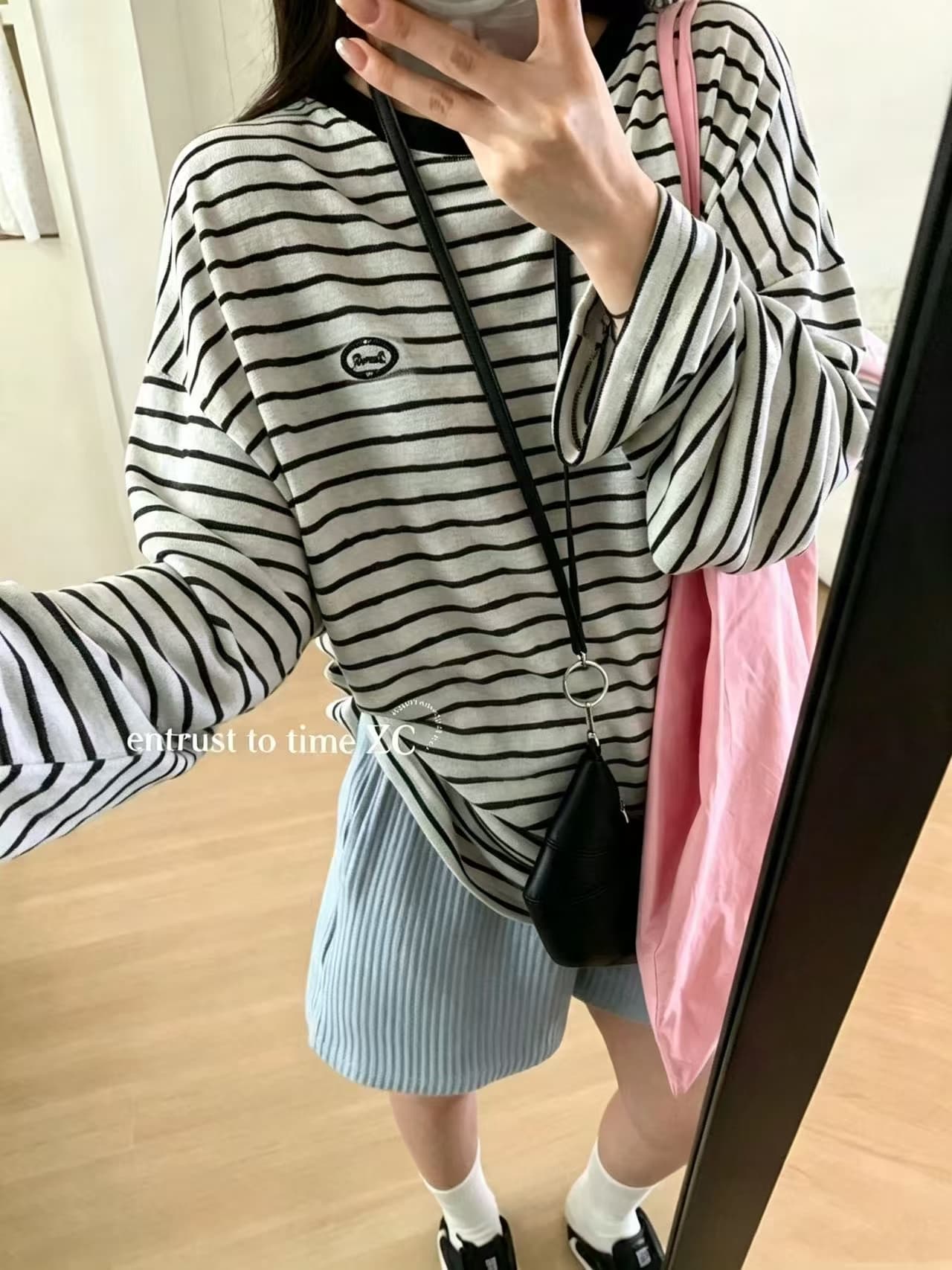 2026 가을 새로운 배색 라운드 넥 스트라이프 긴팔 티셔츠 여성 레저 루즈핏 슬림해 보이는 연령 감소 자수 맨위 트렌디 이미지 4