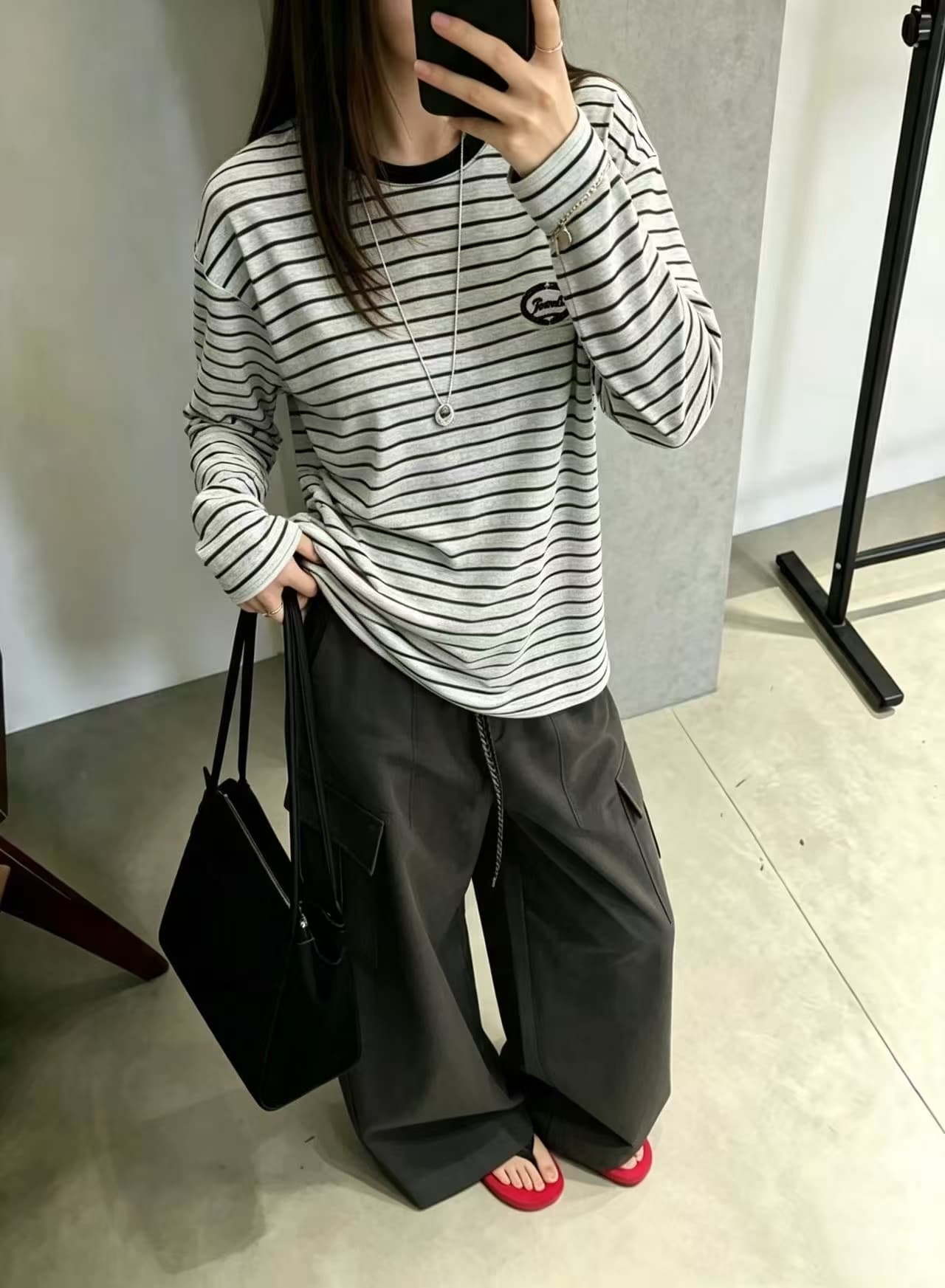 2026 가을 새로운 배색 라운드 넥 스트라이프 긴팔 티셔츠 여성 레저 루즈핏 슬림해 보이는 연령 감소 자수 맨위 트렌디 상세 이미지 4