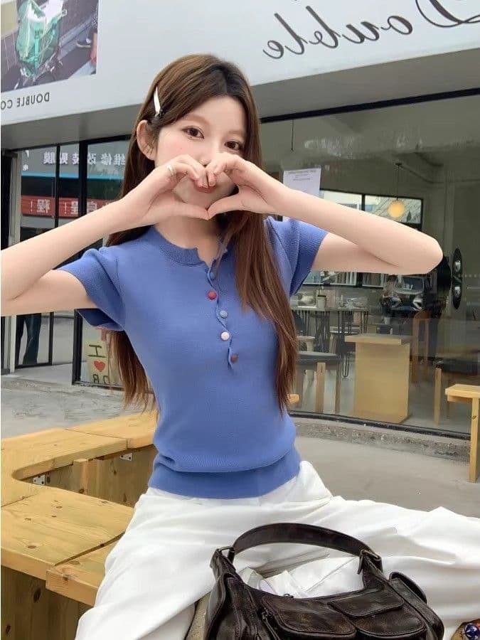 여름 도파민 착용 가져 가라. 2025 새로운 니트 반팔 티셔츠 여성 몸매 가꾸기 슬림해 보이는 핫걸 쇼트 스타일 긍정적 인 어깨