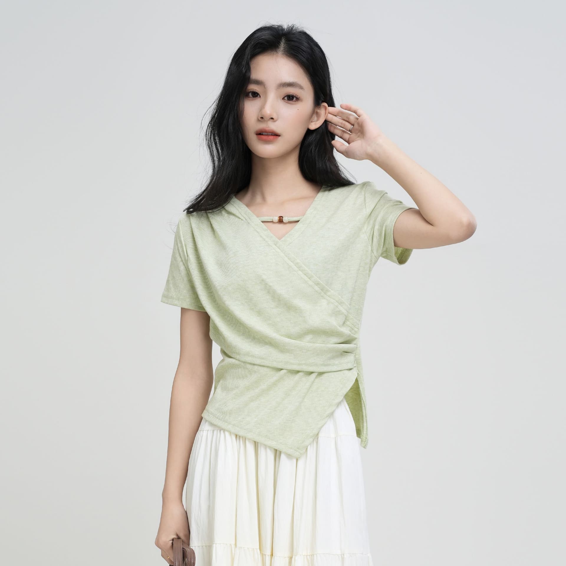 40 차가운 실크 차가운 면 리브 1 1 V넥 반팔 티셔츠 여성 여름 2026 새로운 불규칙 십자가 티셔츠 여성 이미지 5