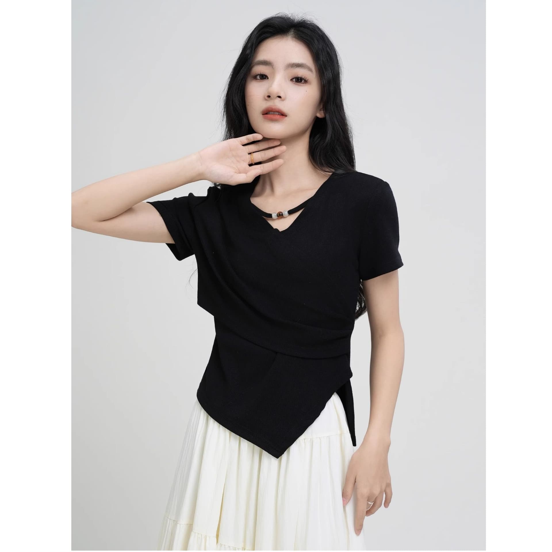 40 차가운 실크 차가운 면 리브 1 1 V넥 반팔 티셔츠 여성 여름 2026 새로운 불규칙 십자가 티셔츠 여성 이미지 2