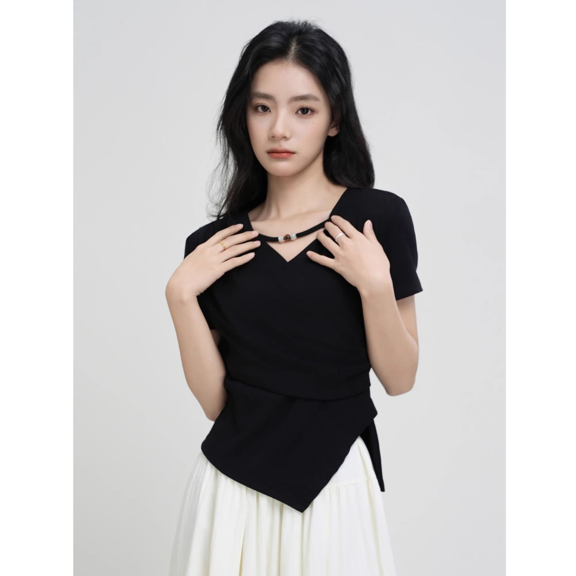 40 차가운 실크 차가운 면 리브 1 1 V넥 반팔 티셔츠 여성 여름 2026 새로운 불규칙 십자가 티셔츠 여성 이미지 4