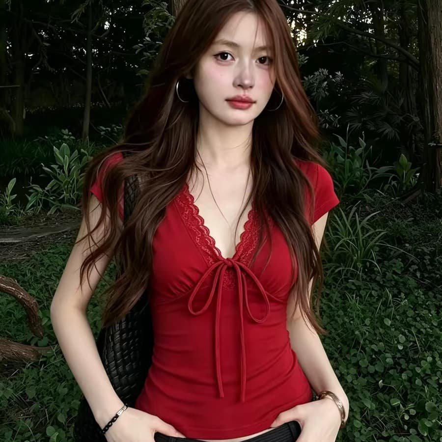 빨간색 레이스 조각 V넥 레이스업 몸매 가꾸기 반팔 티셔츠 여성 2026 여름 도파민 해변가 착용 잡아라. 의류 이미지 2