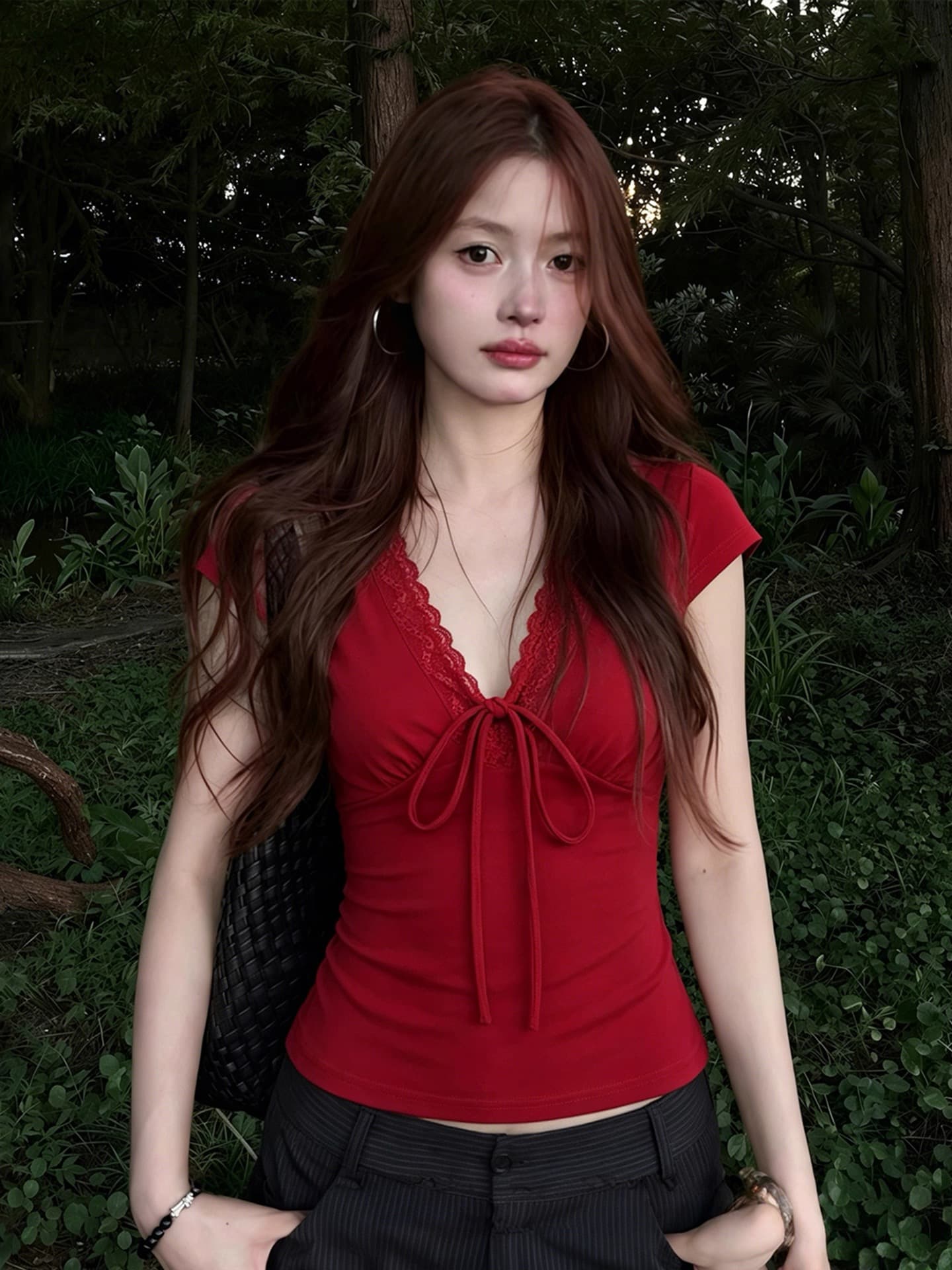 빨간색 레이스 조각 V넥 레이스업 몸매 가꾸기 반팔 티셔츠 여성 2026 여름 도파민 해변가 착용 잡아라. 의류 상세 이미지 1