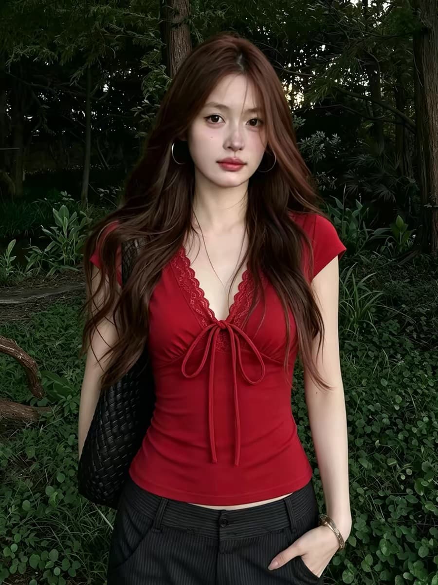빨간색 레이스 조각 V넥 레이스업 몸매 가꾸기 반팔 티셔츠 여성 2026 여름 도파민 해변가 착용 잡아라. 의류 상세 이미지 4