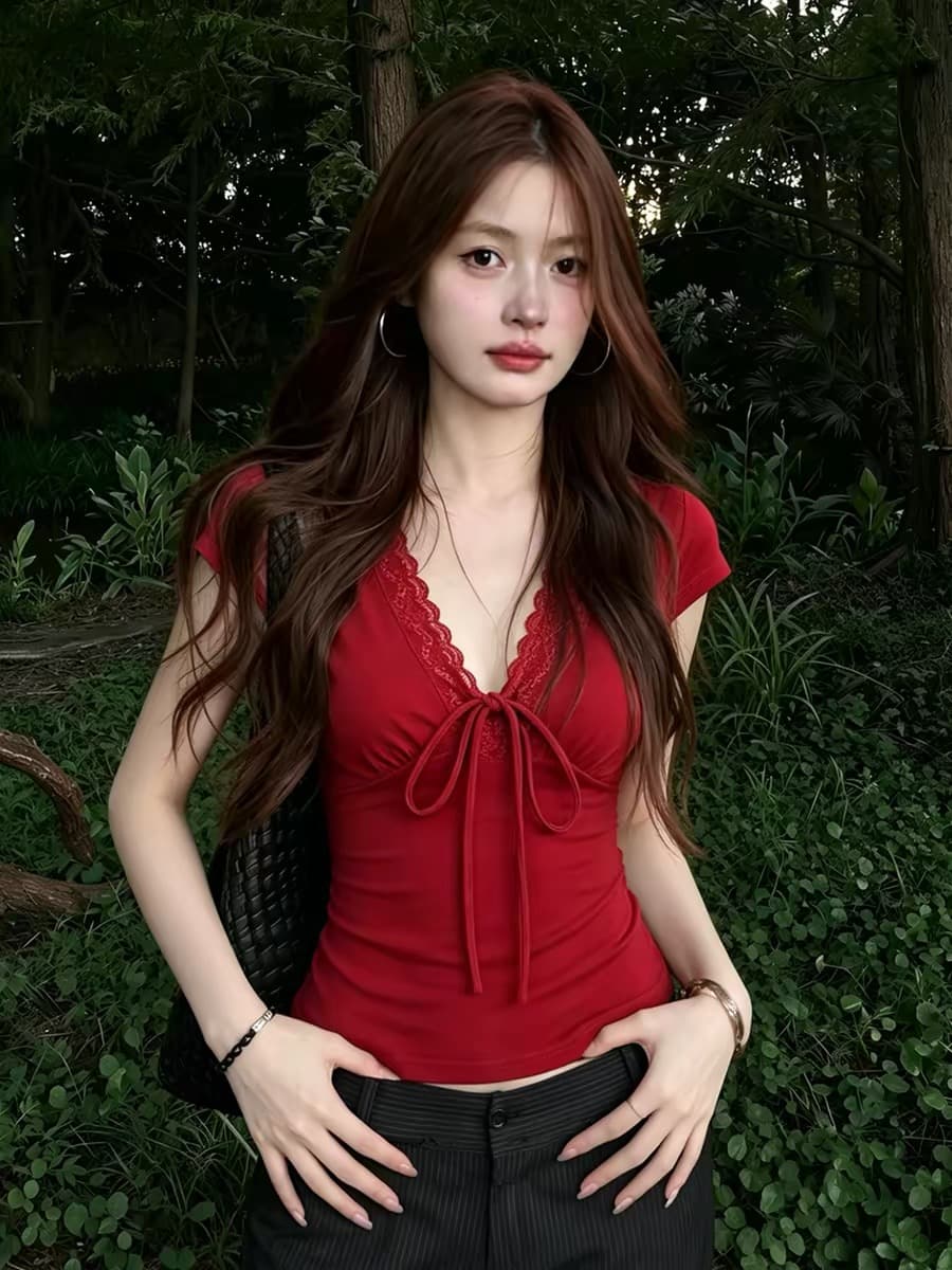 빨간색 레이스 조각 V넥 레이스업 몸매 가꾸기 반팔 티셔츠 여성 2026 여름 도파민 해변가 착용 잡아라. 의류 상세 이미지 5