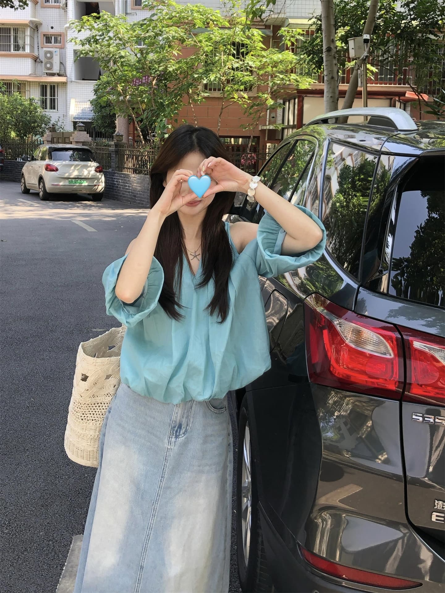 실사 대 물품 달콤함 디스플레이 화이트 레이크 블루 색상 V넥 오프숄더 꽃밭 디자인 센스 셔츠 이미지 2