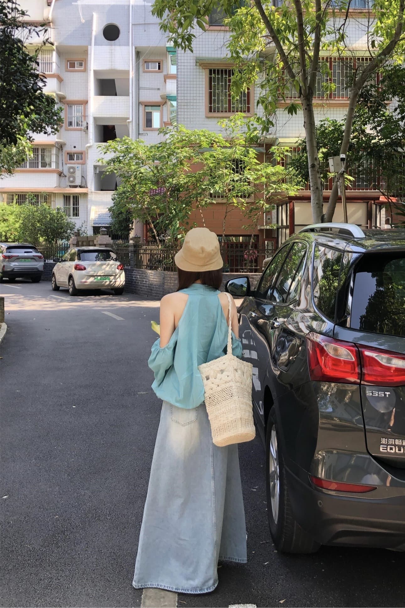 실사 대 물품 달콤함 디스플레이 화이트 레이크 블루 색상 V넥 오프숄더 꽃밭 디자인 센스 셔츠 이미지 5