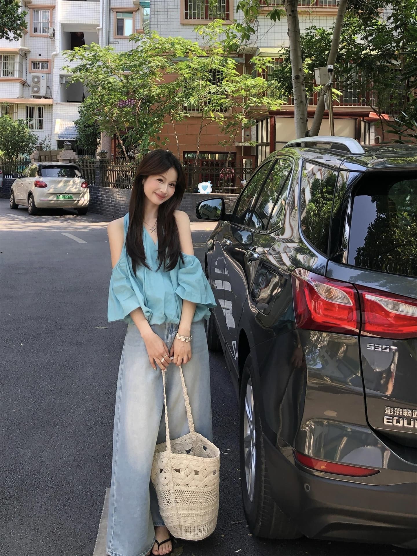 실사 대 물품 달콤함 디스플레이 화이트 레이크 블루 색상 V넥 오프숄더 꽃밭 디자인 센스 셔츠 상세 이미지 6