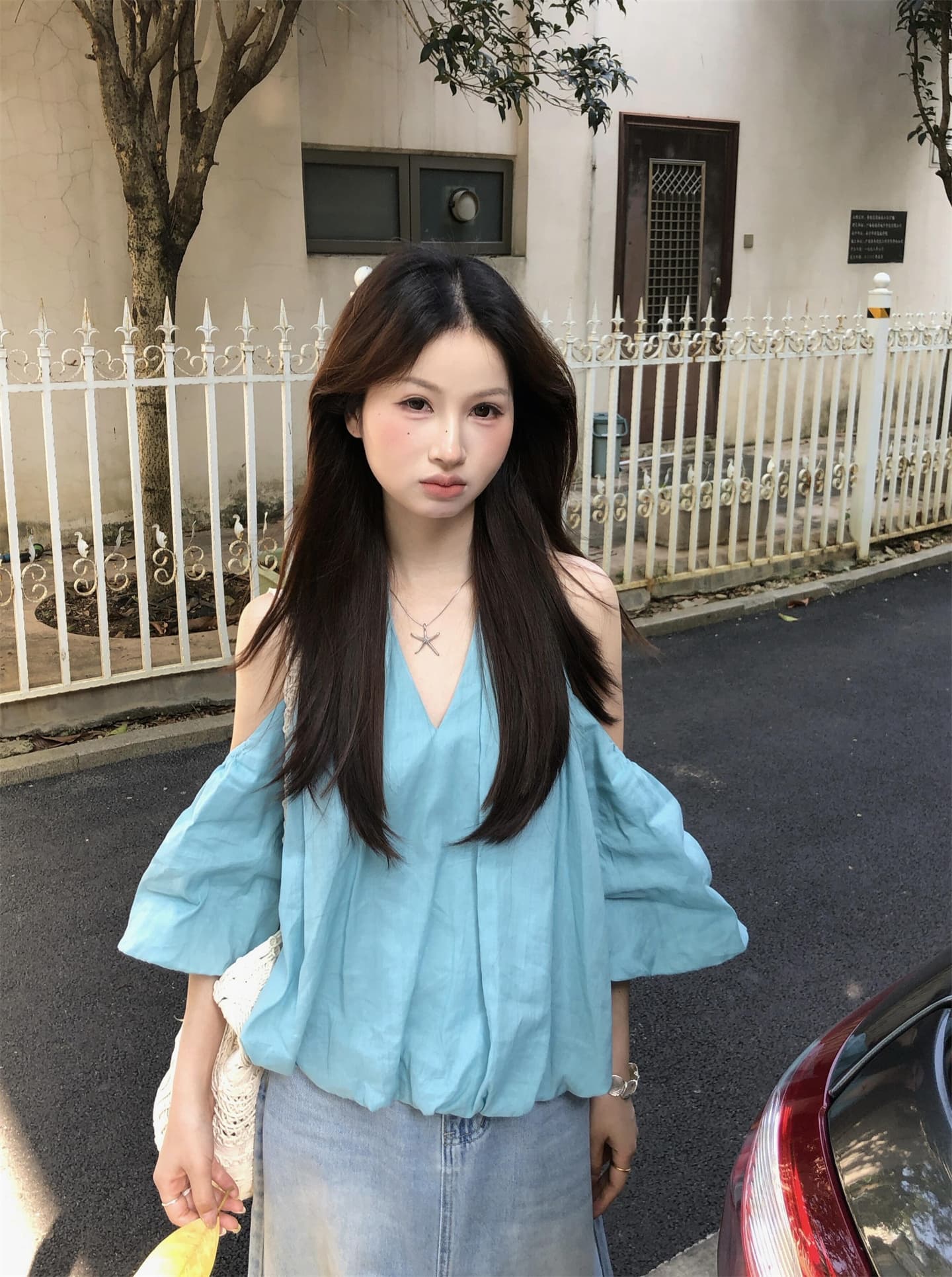 실사 대 물품 달콤함 디스플레이 화이트 레이크 블루 색상 V넥 오프숄더 꽃밭 디자인 센스 셔츠 상세 이미지 7