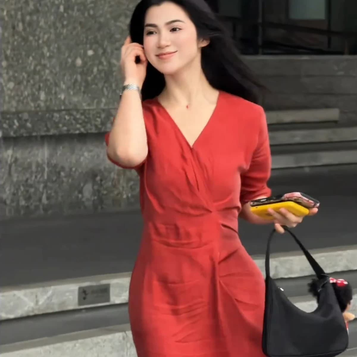 항구 바람 고급 센스 빛 럭셔리 롱 스커트 여성 2026 여름 새로운 레트로 분위기 센스 디스플레이 화이트 허리 수축 외국 가스 드레스 이미지 2