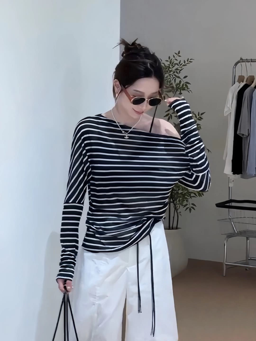 한 부서 chic 핫걸 비스듬한 칼라 긴팔 티셔츠 2025 여름 새로운 오프숄더 스트라이프 허리 수축 얇고 가벼운 자외선 차단 블라우스 상세 이미지 2