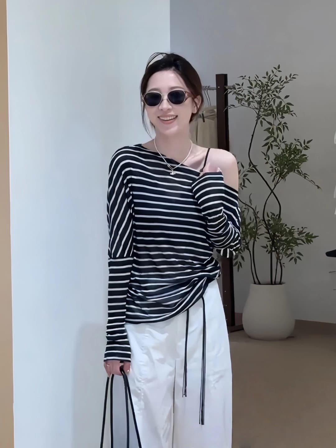 한 부서 chic 핫걸 비스듬한 칼라 긴팔 티셔츠 2025 여름 새로운 오프숄더 스트라이프 허리 수축 얇고 가벼운 자외선 차단 블라우스 상세 이미지 3