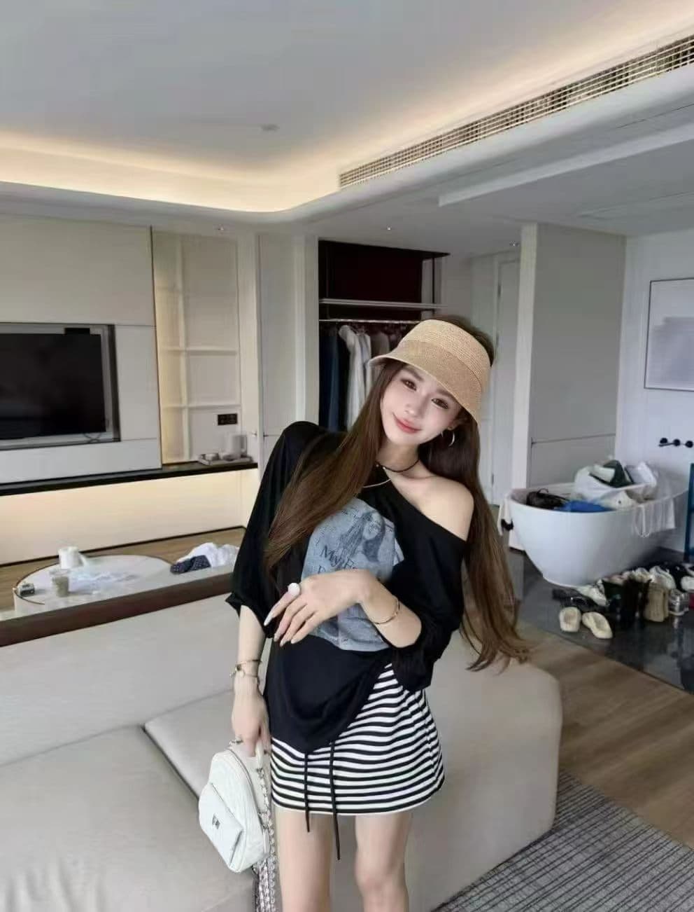 검정색 순수한 욕망 오프숄더 긴팔 티셔츠 여성 얇은 스타일 루즈핏 비스듬한 어깨 태양 보호 셔츠 여름 캐주얼 스트라이프 반 스커트 세트 이미지 4
