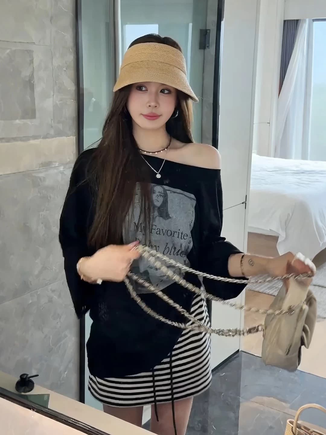 검정색 순수한 욕망 오프숄더 긴팔 티셔츠 여성 얇은 스타일 루즈핏 비스듬한 어깨 태양 보호 셔츠 여름 캐주얼 스트라이프 반 스커트 세트 상세 이미지 3