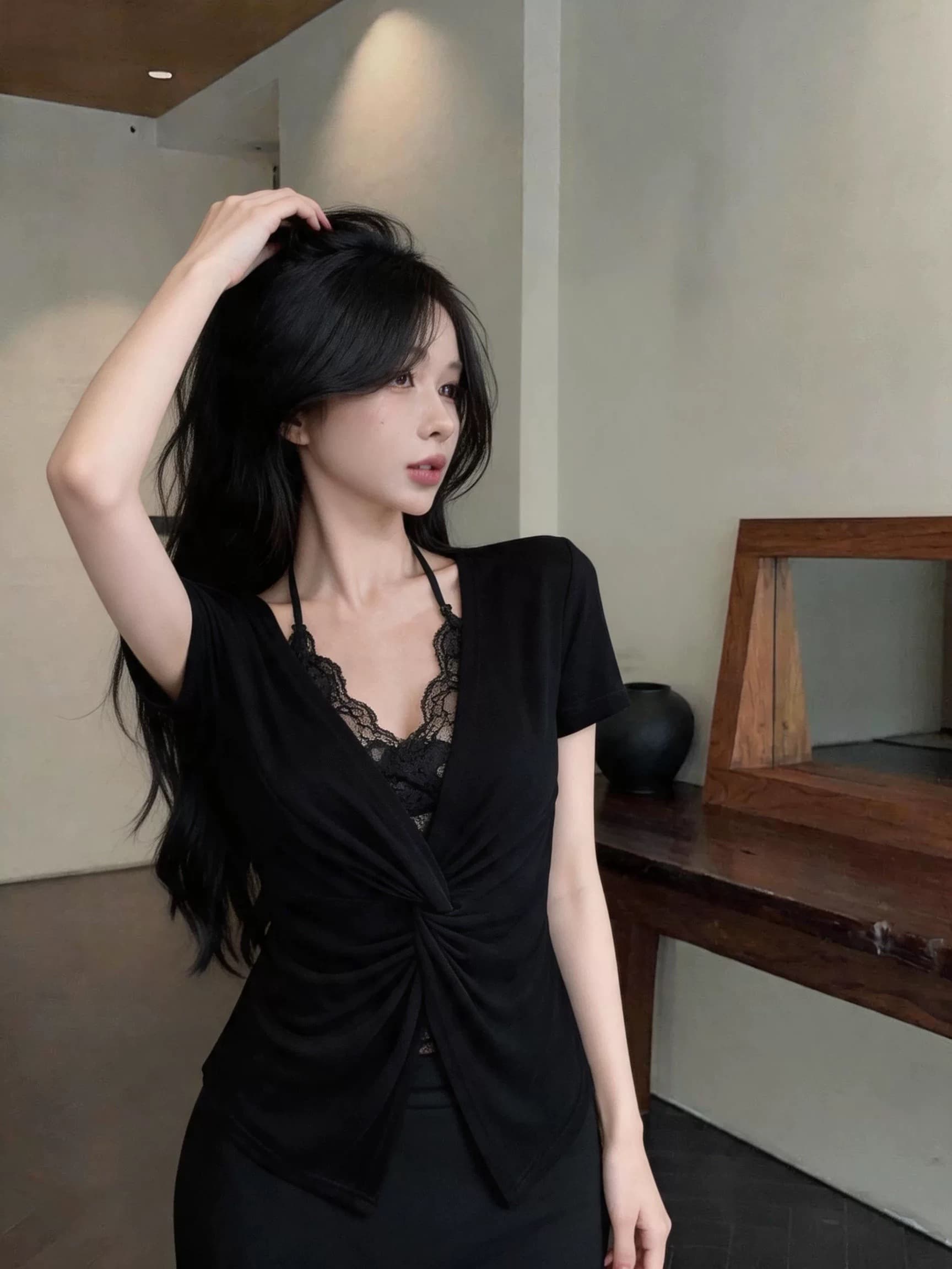 빛 럭셔리 작은 대중 순수한 욕망 V넥 비틀림 레이스 조각 반팔 티셔츠 여성 여름 몸매 가꾸기 슬림해 보이는 연령 감소 패션 맨위 상세 이미지 3