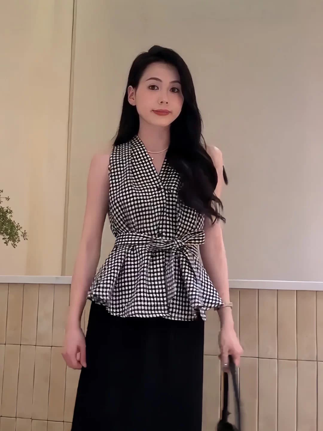 레트로 스타일 V넥 체크무늬 스트랩 허리 수축 민소매 여성 셔츠 2026 여름 새로운 패션 외국 가스 Chic 맨위 이미지 2