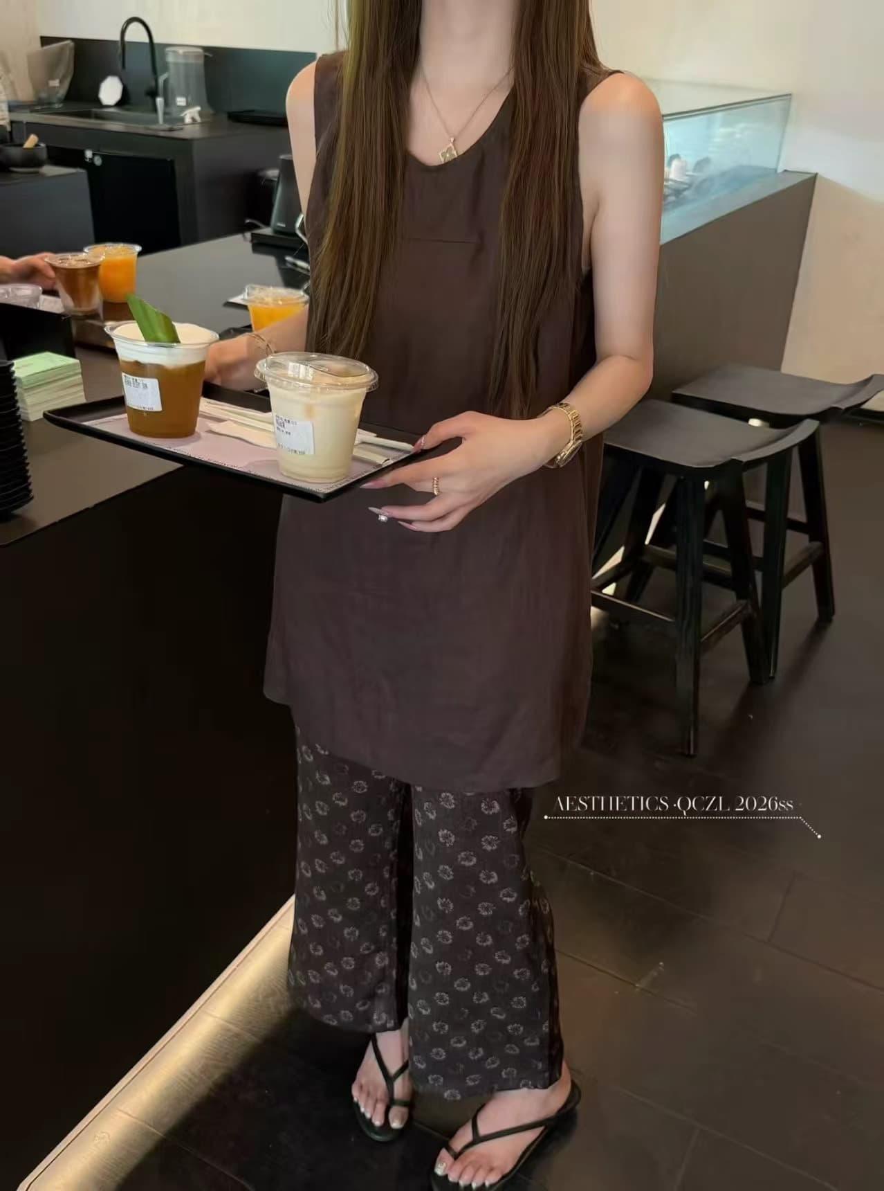 느슨함 센스 민소매 맨위 프린트 할머니 바지 세트 여성 2026 여름 새로운 루즈핏 슬림해 보이는 스트레이트 9부 바지 이미지 2