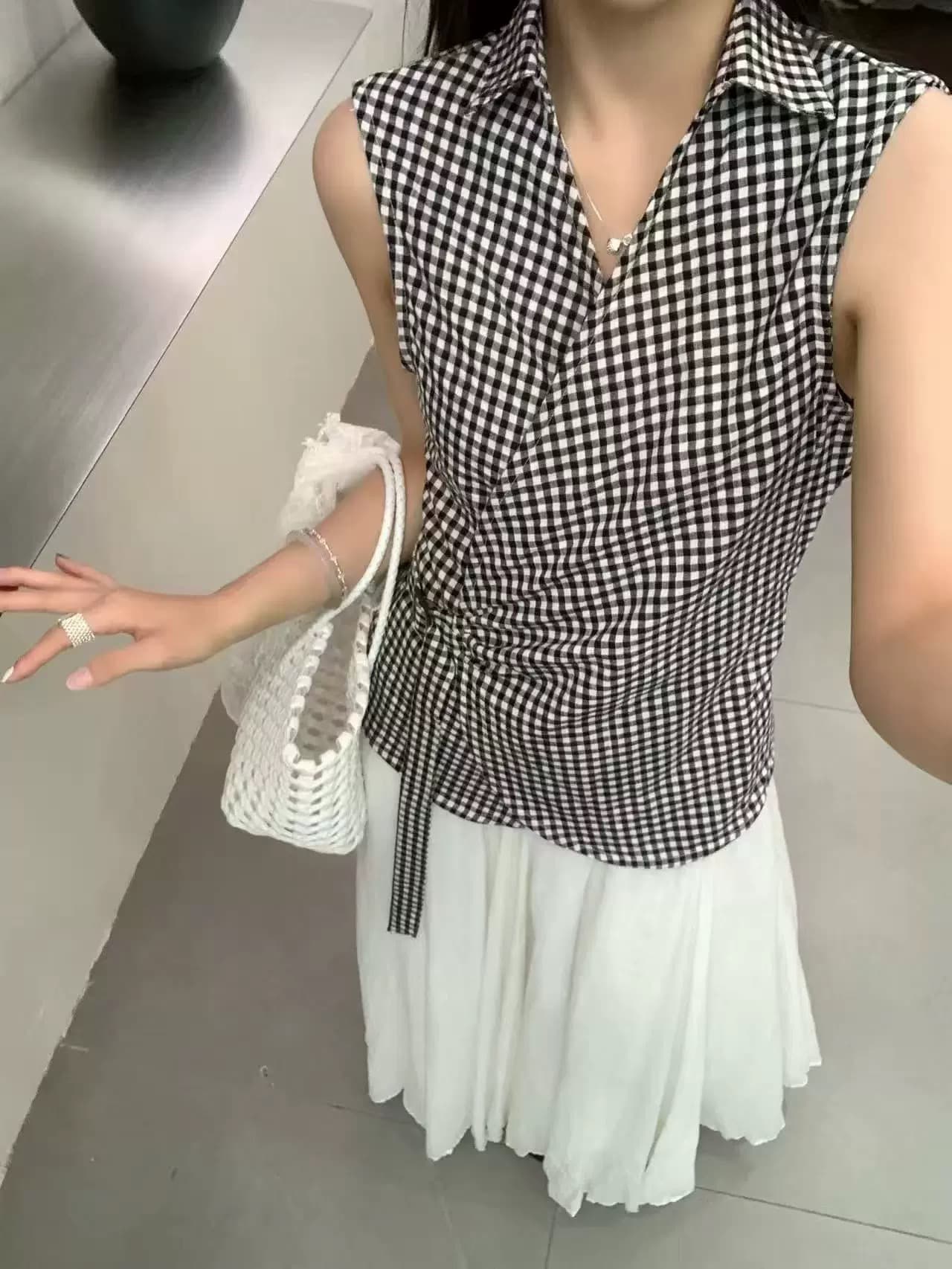 프랑스식 체크무늬 레이스업 허리 수축 민소매 셔츠 도루 피하다. 카운터 질감 출퇴근 싱글 착용 휴가 바람 외부 잡아라. 의류 트렌디 이미지 4