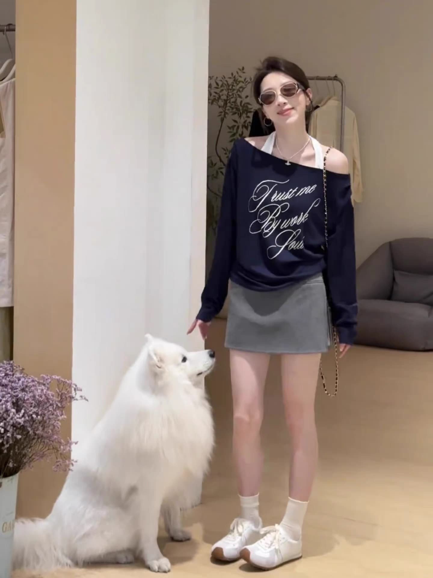 2025 이른 가을 새로운 한 부서 루즈핏 트렌디 아메리칸 레트로 핫걸 행침 목 오프숄더 배색 긴팔 티셔츠 맨위 여성 이미지 2