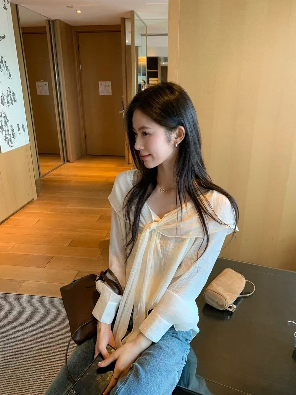 if 한 부서 미니멀리즘 부드러운 품격 오프숄더 나비 매듭 디자인 센스 작은 대중 긴팔 맨위 여성 2026 조기 가을 이미지 3