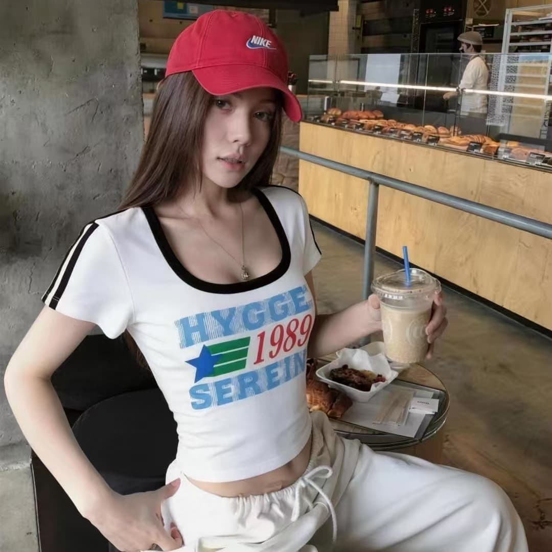 차가운 핫걸 프랑스식 대 u 칼라 배색 알파벳 쇼트 스타일 티셔츠 2026 아모이 ins 트렌디 한일 ootd 록 거리 f 이미지 6