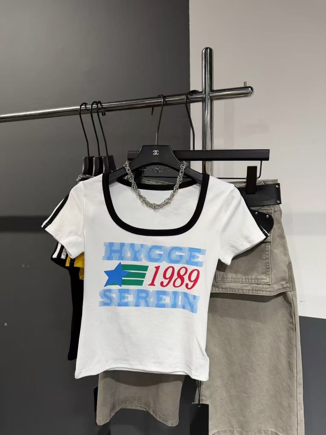 차가운 핫걸 프랑스식 대 u 칼라 배색 알파벳 쇼트 스타일 티셔츠 2026 아모이 ins 트렌디 한일 ootd 록 거리 f 상세 이미지 9