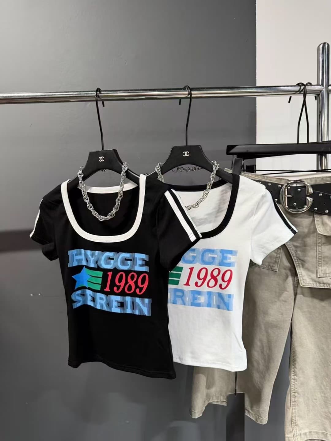 차가운 핫걸 프랑스식 대 u 칼라 배색 알파벳 쇼트 스타일 티셔츠 2026 아모이 ins 트렌디 한일 ootd 록 거리 f 상세 이미지 20