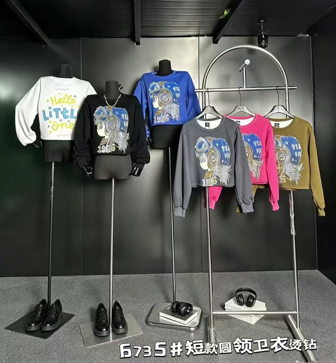 2026 가을 겨울 새로운 귀여운 소녀 핫픽스 학생 연령 감소 개성 라운드 넥 쇼트 스타일 후드티 전후 프린트 패션 차가운