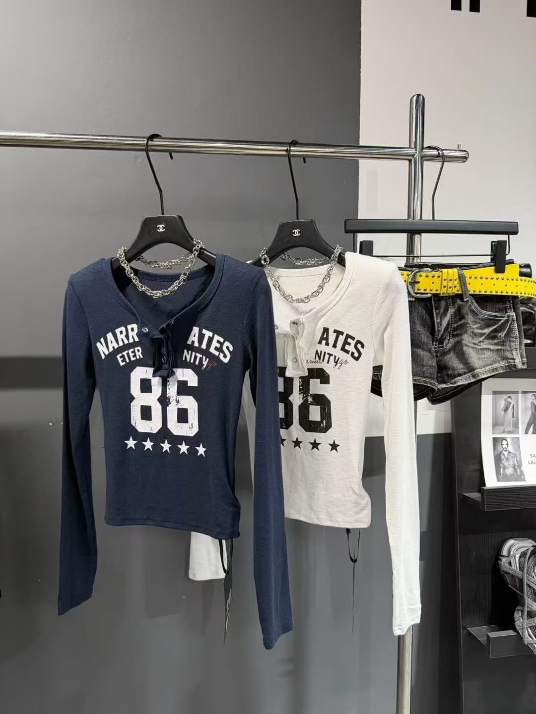 차가운 핫걸 86 프린트 어둠 단추 2026 가을 겨울 새로운 ins 트렌디 패션 어깨 패드 긴팔 티셔츠 학생 한일 ootd 상세 이미지 8