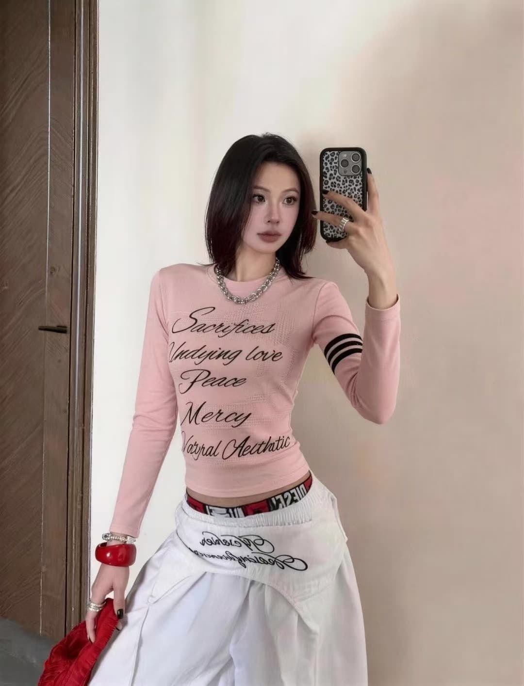 차가운 핫걸 알파벳 프린트 세 개의 고리 2026 가을 겨울 새로운 ins 트렌디 패션 개성 한일 ootd 연령 감소 슬림해 보이는 화이트 t 이미지 4