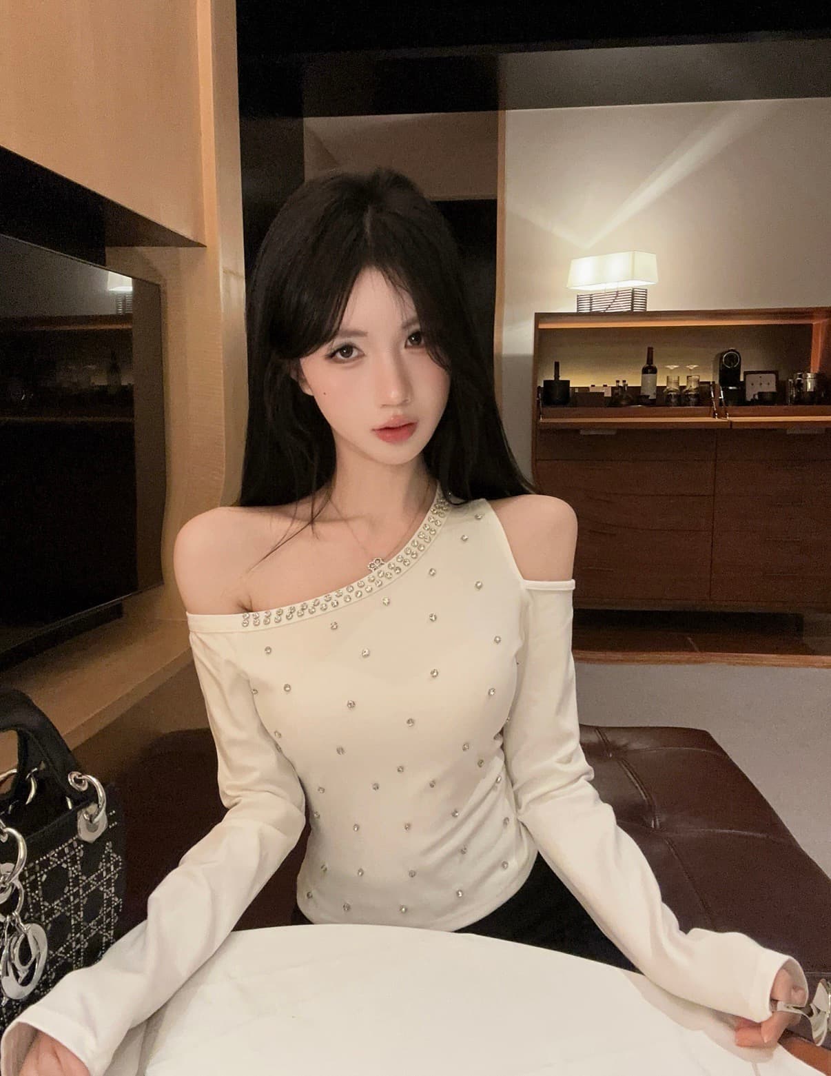 실사 핫걸 품격 섹시함 화이트 비스듬한 어깨 무거운 작업 다이아몬드 세팅 긴팔 티셔츠 여성 몸매 가꾸기 슬림해 보이는 고급 센스 맨위 이미지 3