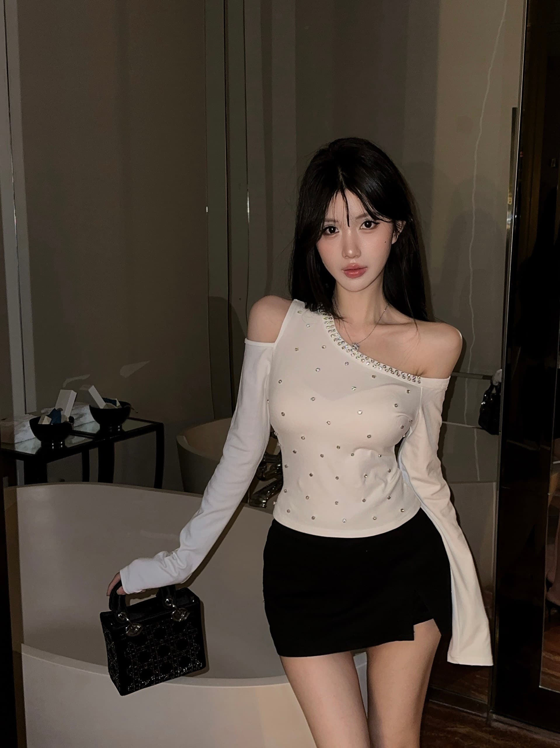 실사 핫걸 품격 섹시함 화이트 비스듬한 어깨 무거운 작업 다이아몬드 세팅 긴팔 티셔츠 여성 몸매 가꾸기 슬림해 보이는 고급 센스 맨위 상세 이미지 3
