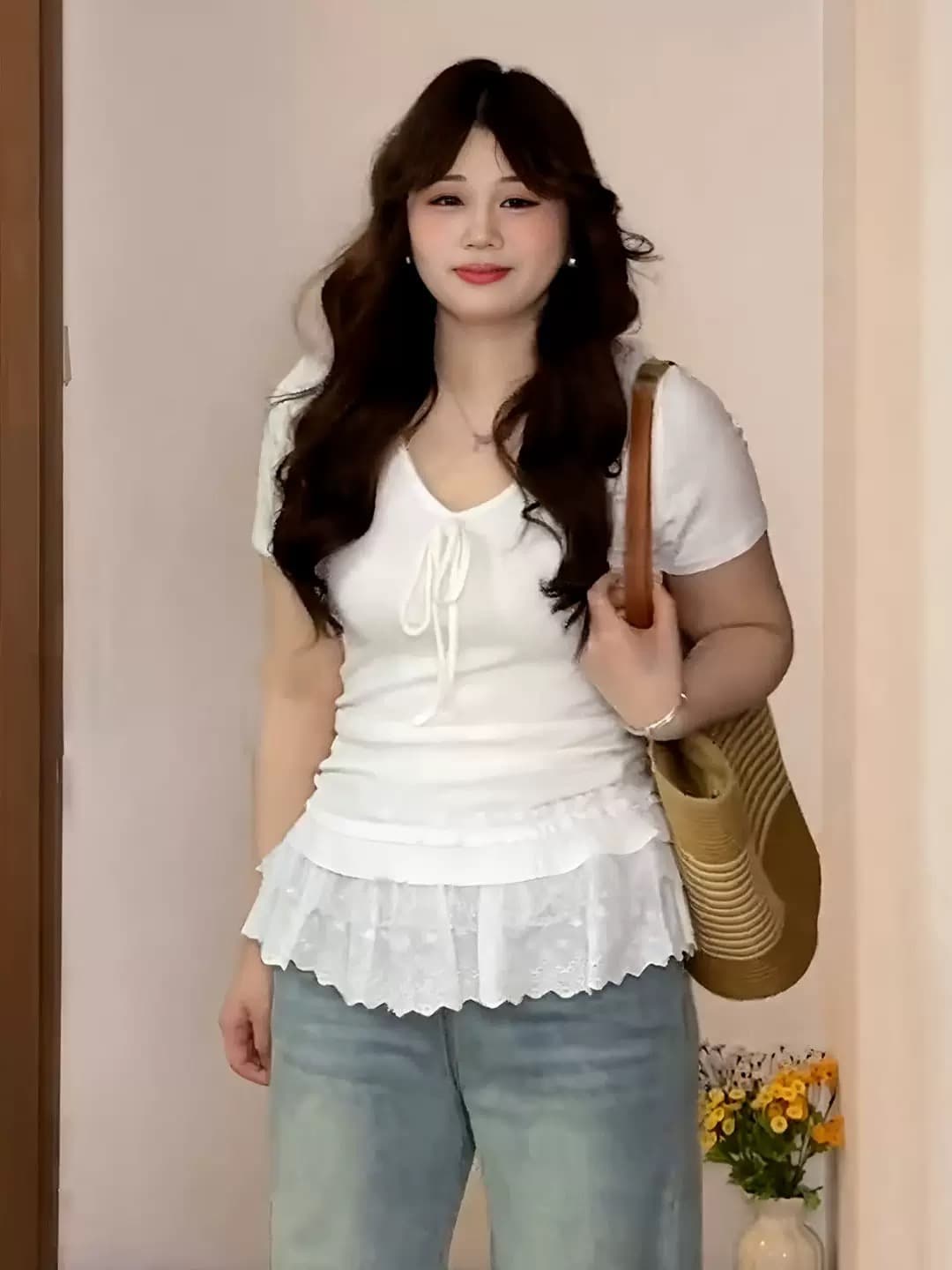 빅 사이즈 달콤함 레이스 조각 레이스업 V넥 반팔 티셔츠 여성 2026 봄 여름 몸매 가꾸기 자이언트 슬림해 보이는 화이트 맨위