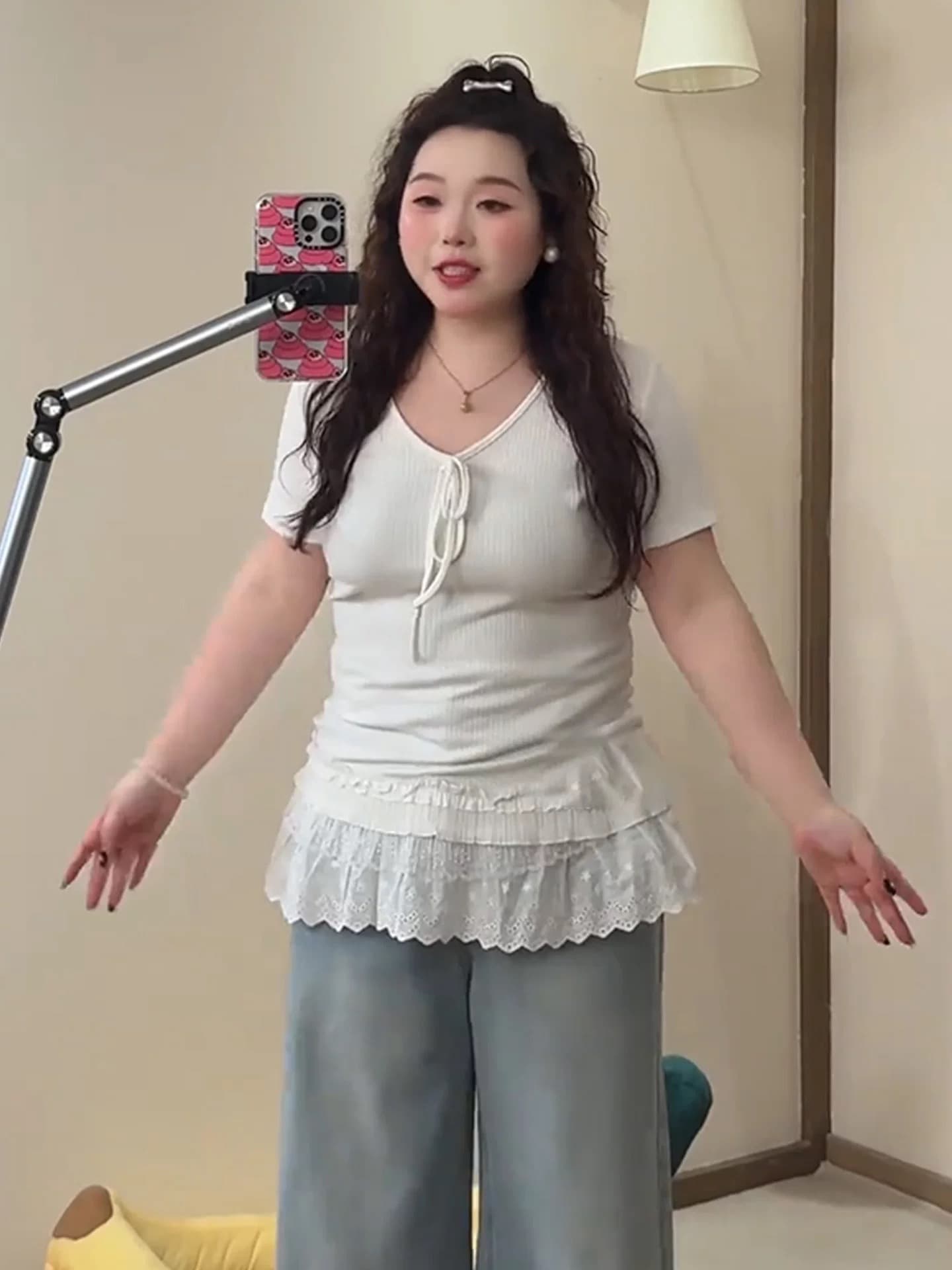 빅 사이즈 달콤한 스타일 V넥 레이스업 레이스 조각 반팔 티셔츠 여성 여름 지방 mm 화이트 슬림해 보이는 표지 배 맨위 이미지 3