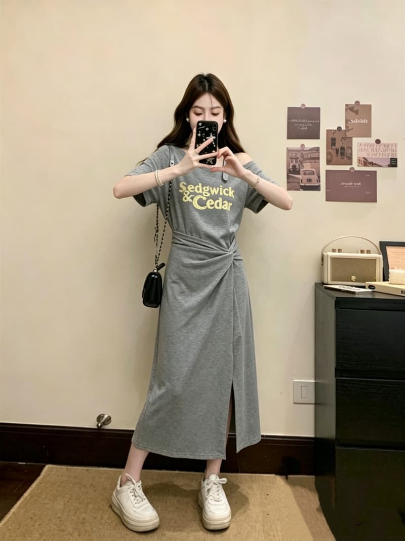 실사 빅 사이즈 여성 의류 여름 새로운 한국 스타일 반팔 디자인 센스 비스듬한 어깨 알파벳 프린트 비틀림 주름 드레스 이미지 4