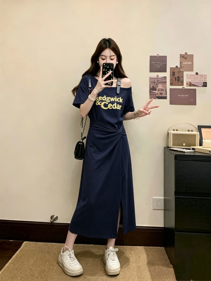 실사 빅 사이즈 여성 의류 여름 새로운 한국 스타일 반팔 디자인 센스 비스듬한 어깨 알파벳 프린트 비틀림 주름 드레스 상세 이미지 4