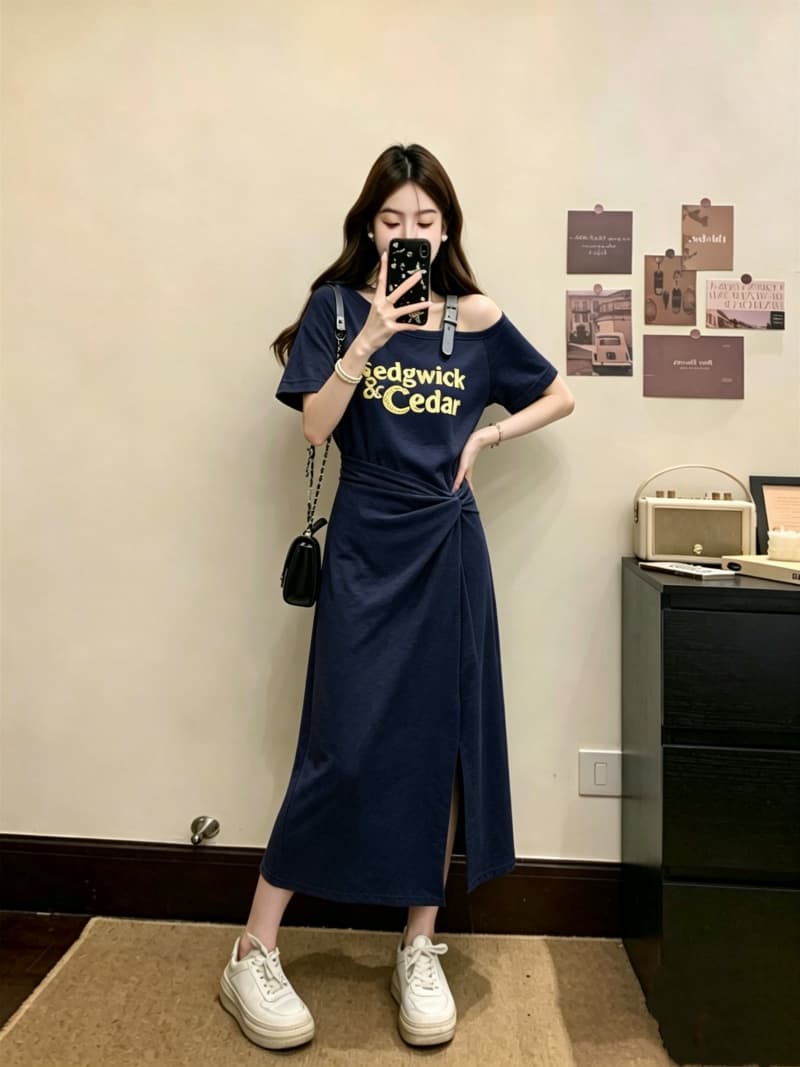 실사 빅 사이즈 여성 의류 여름 새로운 한국 스타일 반팔 디자인 센스 비스듬한 어깨 알파벳 프린트 비틀림 주름 드레스 상세 이미지 7