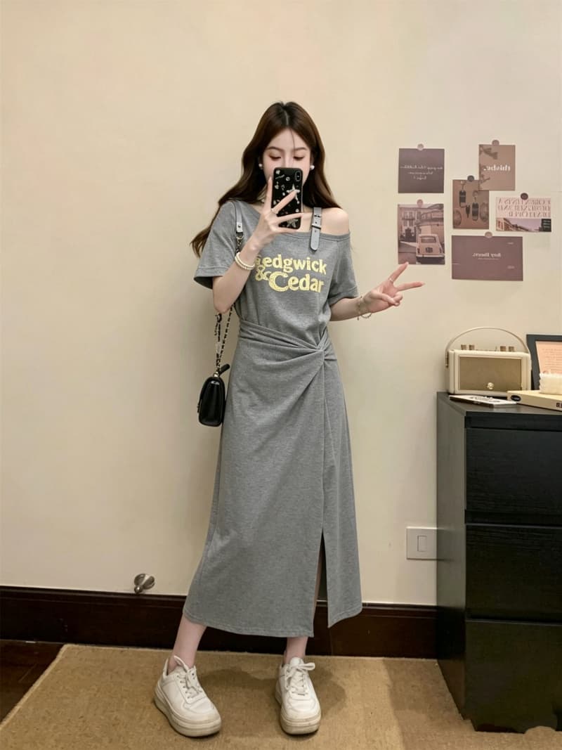 실사 빅 사이즈 여성 의류 여름 새로운 한국 스타일 반팔 디자인 센스 비스듬한 어깨 알파벳 프린트 비틀림 주름 드레스 상세 이미지 8