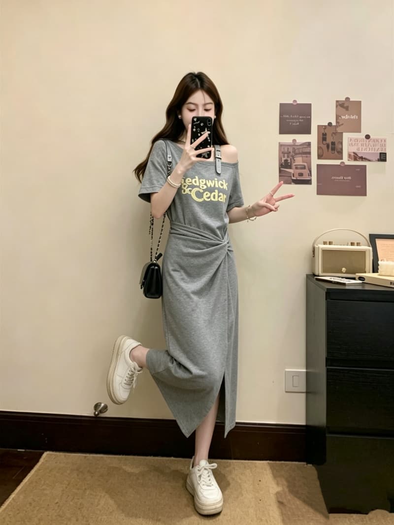 실사 빅 사이즈 여성 의류 여름 새로운 한국 스타일 반팔 디자인 센스 비스듬한 어깨 알파벳 프린트 비틀림 주름 드레스 상세 이미지 9