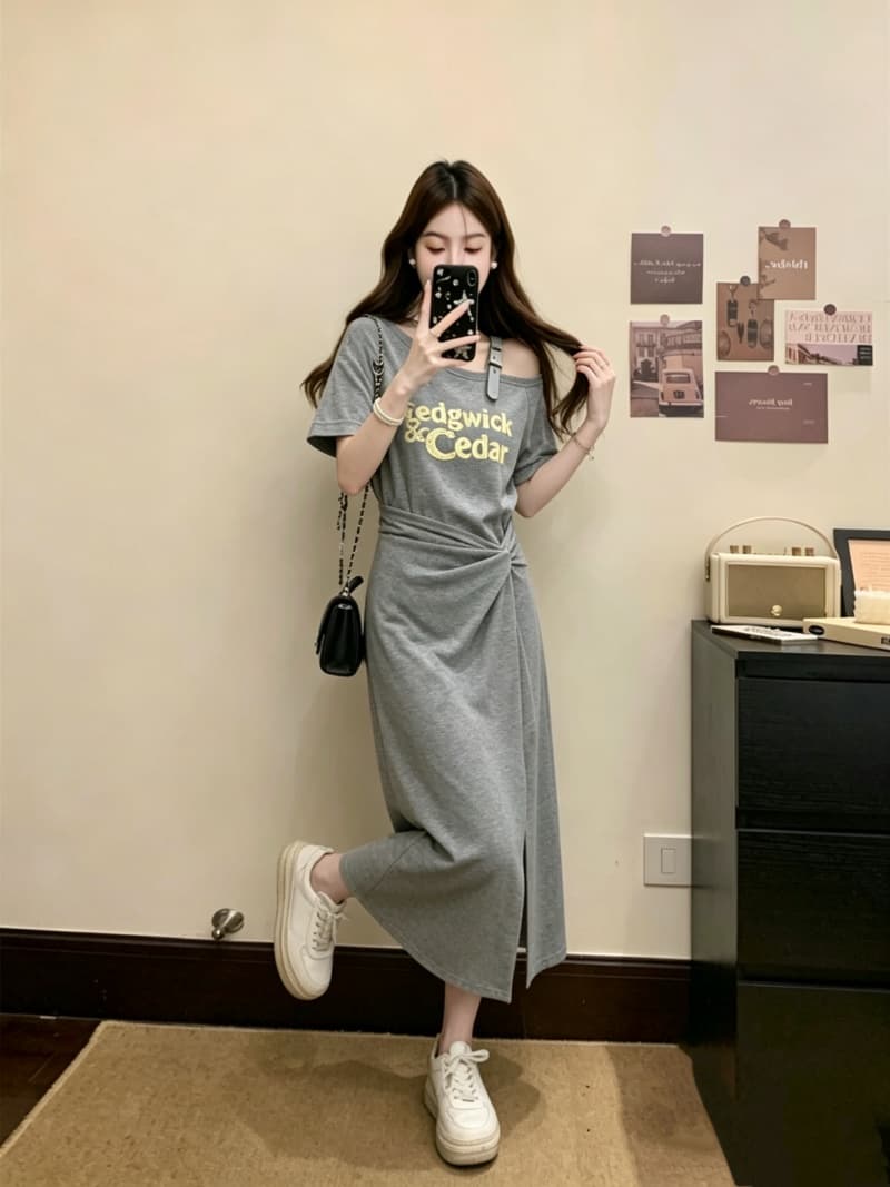 실사 빅 사이즈 여성 의류 여름 새로운 한국 스타일 반팔 디자인 센스 비스듬한 어깨 알파벳 프린트 비틀림 주름 드레스 상세 이미지 15