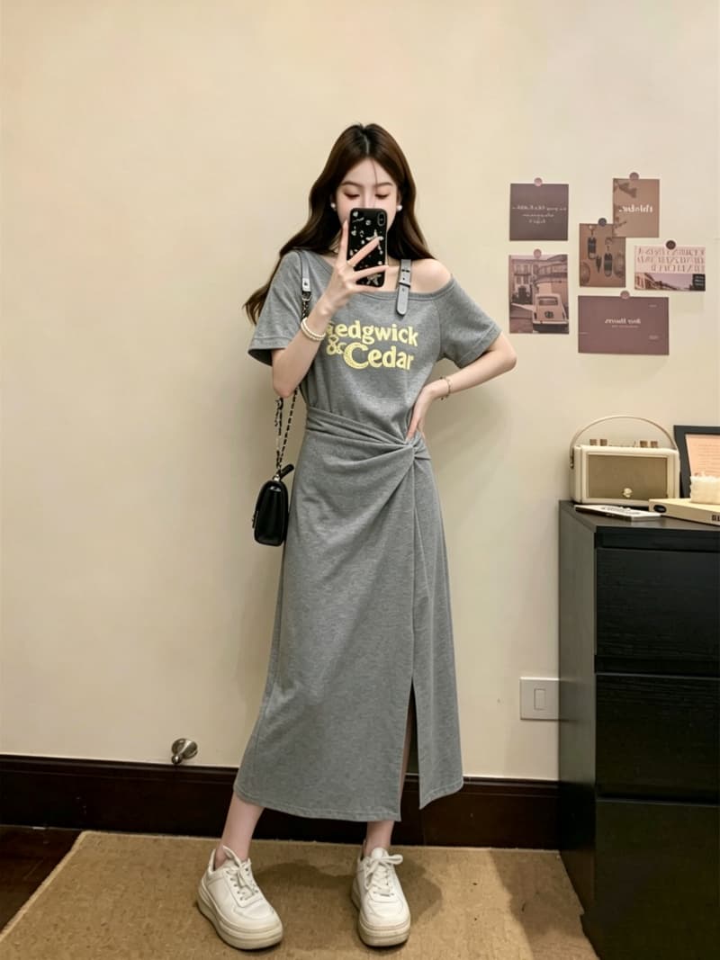 실사 빅 사이즈 여성 의류 여름 새로운 한국 스타일 반팔 디자인 센스 비스듬한 어깨 알파벳 프린트 비틀림 주름 드레스 상세 이미지 17