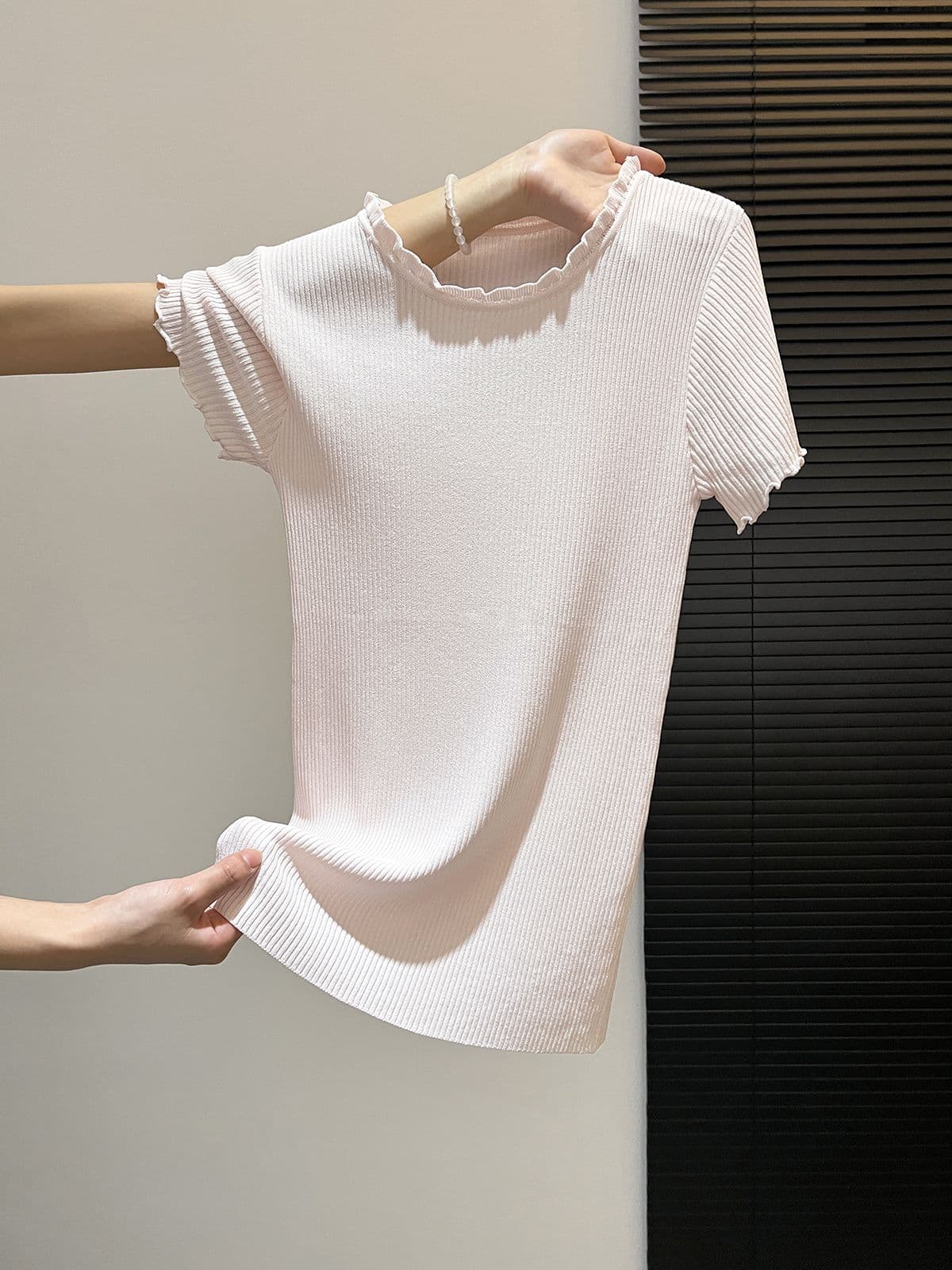 실사 2026 새로운 여성 의류 노래 구슬 미니멀리즘 비즈 박기 라운드 넥 캐주얼 반팔 티셔츠 인사이드 잡아라. 의류 상세 이미지 9