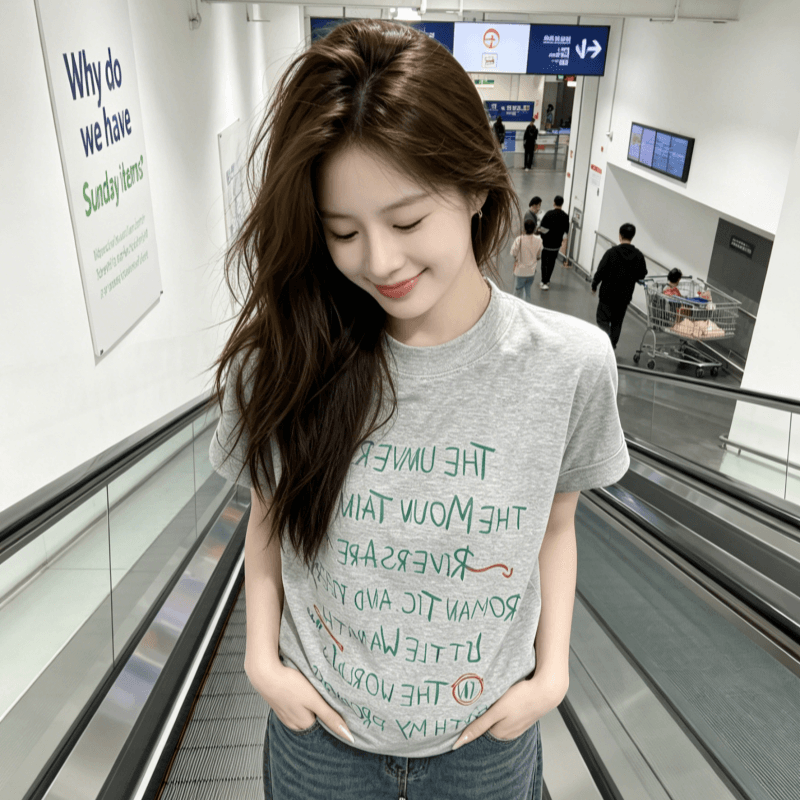 2026 여름 새로운 아메리칸 레트로 낙서 알파벳 프린트 긍정적 인 어깨 반팔 티셔츠 여성 여름 루즈핏 맨위