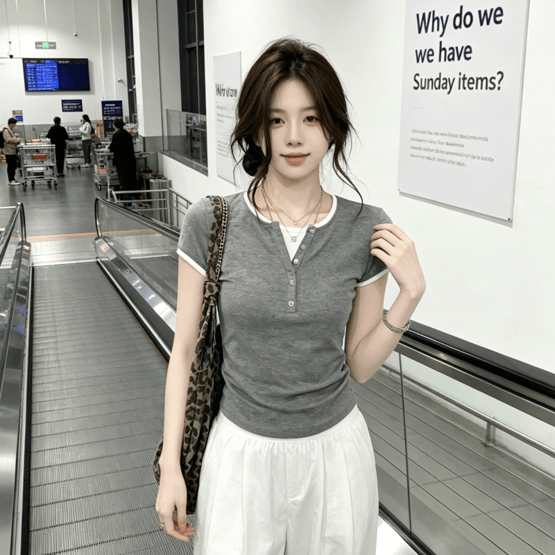 페이크 레이어드 배색 헨리 칼라 반팔 티셔츠 여성 2026 여름 몸매 가꾸기 슬림해 보이는 한 부서 가스 질감 출퇴근 맨위 이미지 4