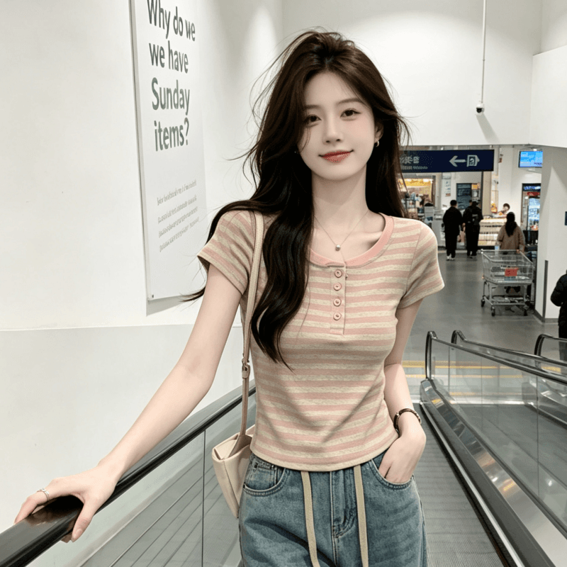 아메리칸 스트라이프 긍정적 인 어깨 반팔 몸매 가꾸기 슬림해 보이는 2026 여름 새로운 캐주얼 기초 다용도 티셔츠 여성 이미지 2