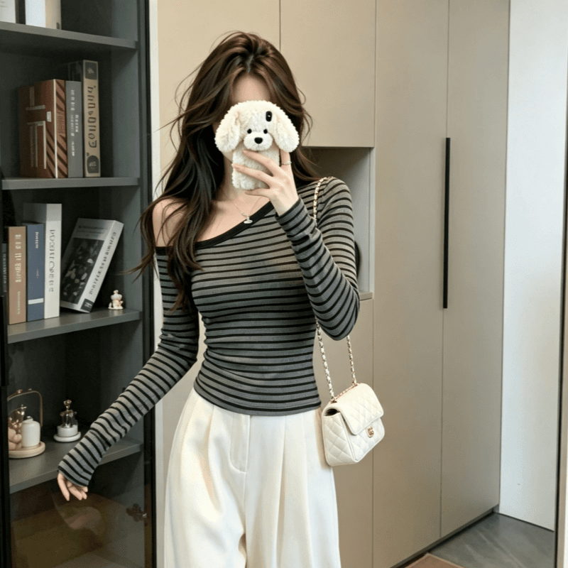 실사 순수한 욕망 비스듬한 어깨 섹시함 스트라이프 오프숄더 긴팔 티셔츠 여성 이른 가을 디자인 센스 작은 대중 몸매 가꾸기 만나는 맨위 상세 이미지 3