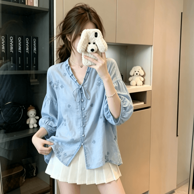 실사 순면 루즈핏 파란색 V넥 레이스업 긴팔 여성 셔츠 자수 맨위 연령 감소 신선함 부드러운 바람 여성 의류 이미지 3